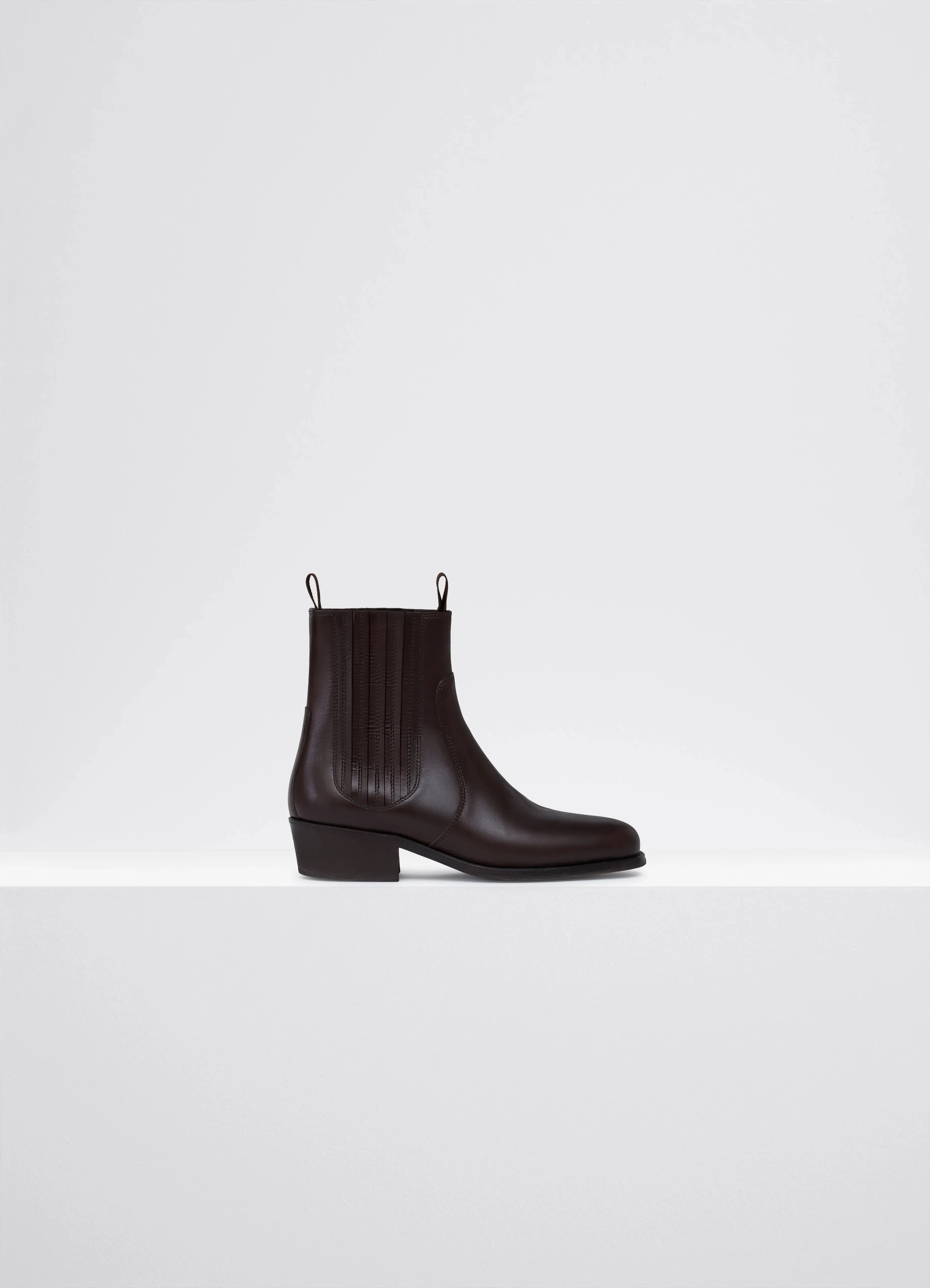 CHELSEA BOOTS